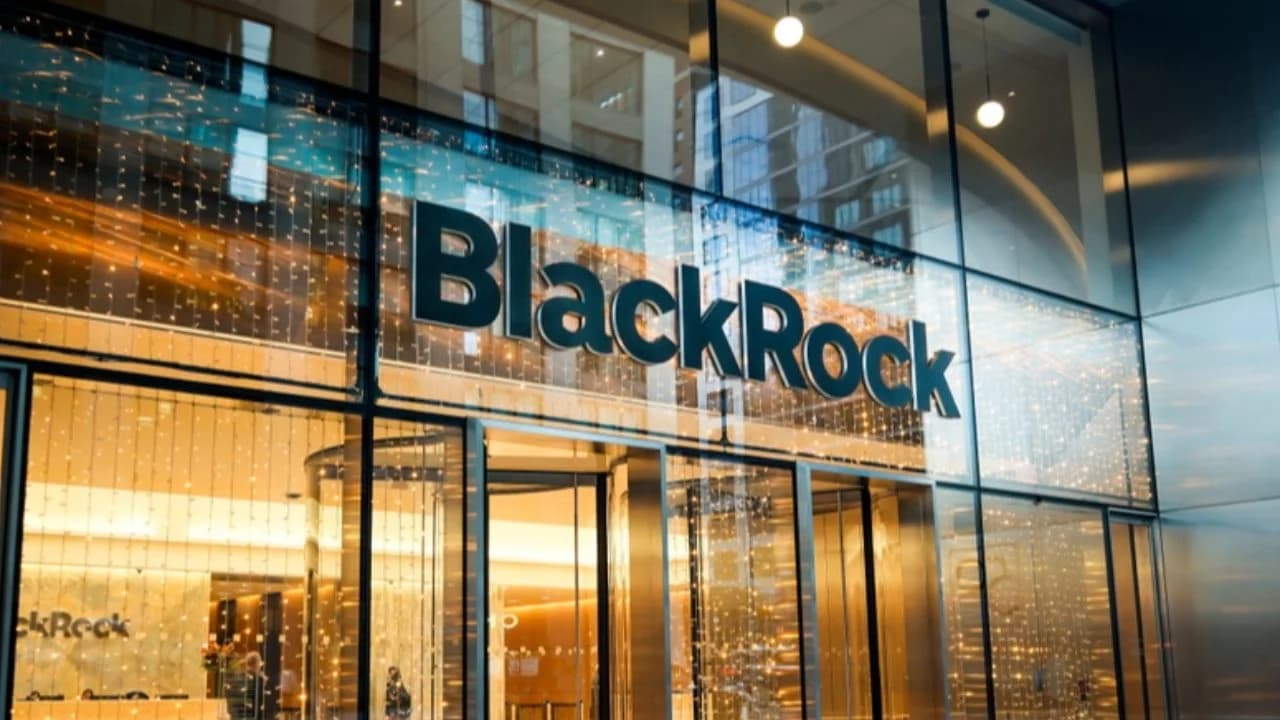 Los ETF de Bitcoin y Ether pierden 152 millones de dólares mientras Blackrock impulsa la ola de ventas del viernes